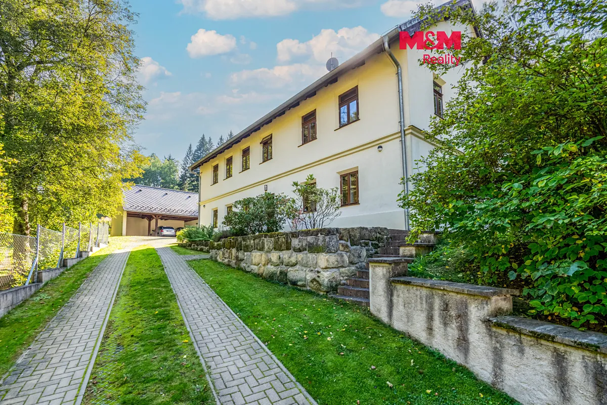 Prodej rodinného domu 325 m², pozemek 7915 m²